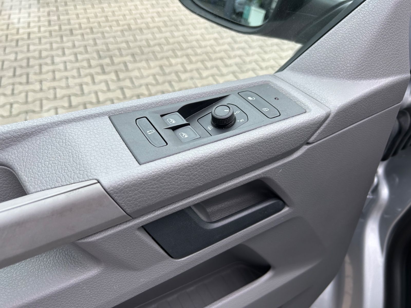 Fahrzeugabbildung Volkswagen T6.1 Kombi LR Klima Komfort Paket 9 Sitzer