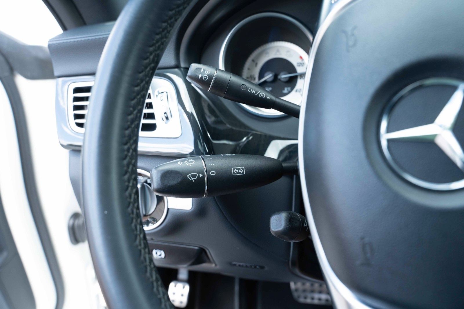 Fahrzeugabbildung Mercedes-Benz CLS 500 AMG XENON PANO LEDER MEMORY 19" TEL H&K