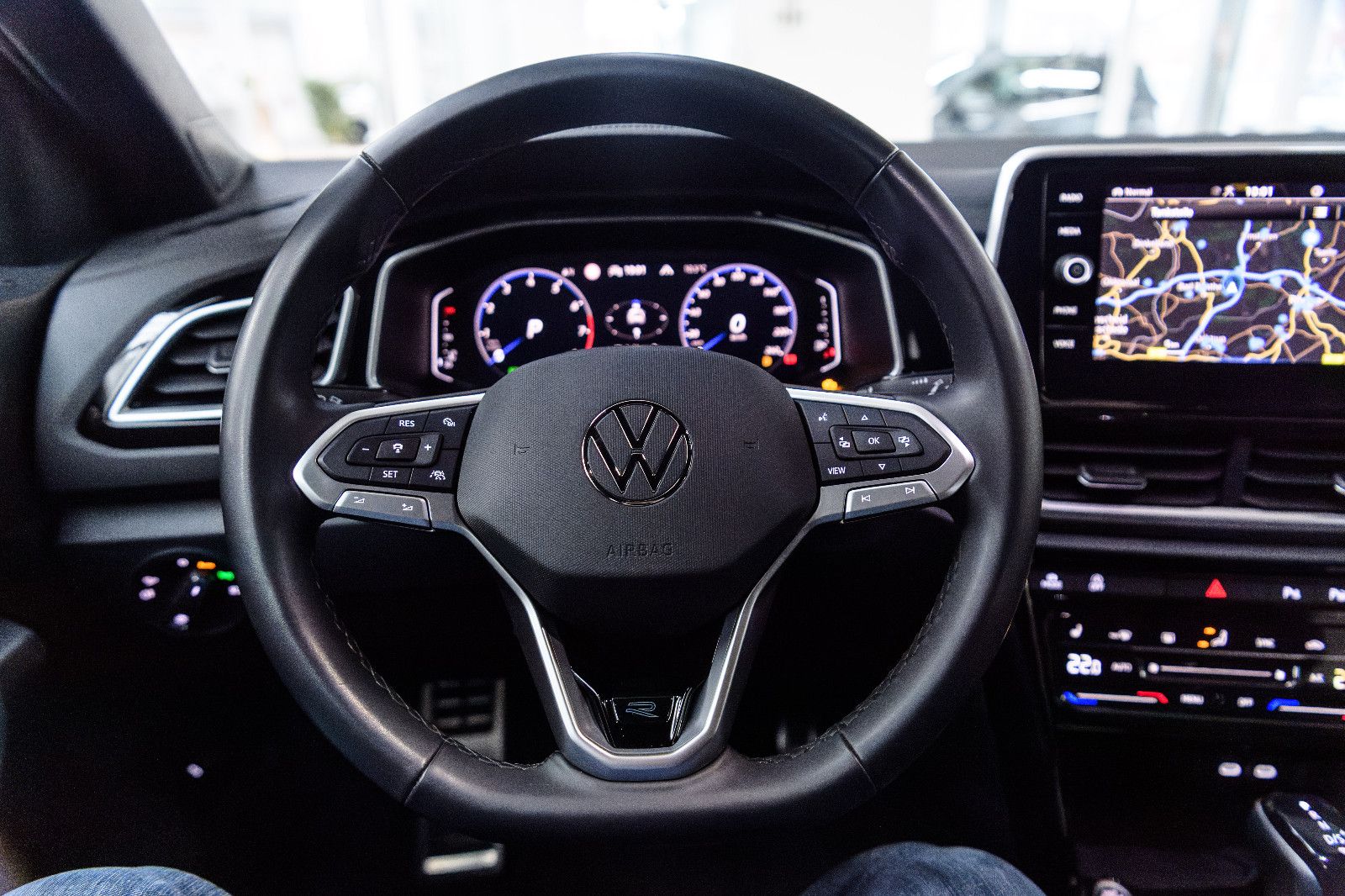 Fahrzeugabbildung Volkswagen T-Roc R-Line+LED+AHK+ACC+SIDEASISST+SHZ+EL.HK