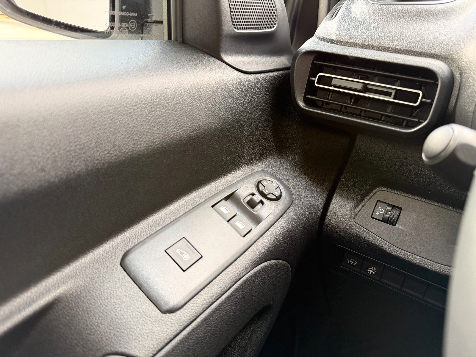 Fahrzeugabbildung Opel Combo E Cargo 1.5 D M Kamera,LED,PDC,Facelift