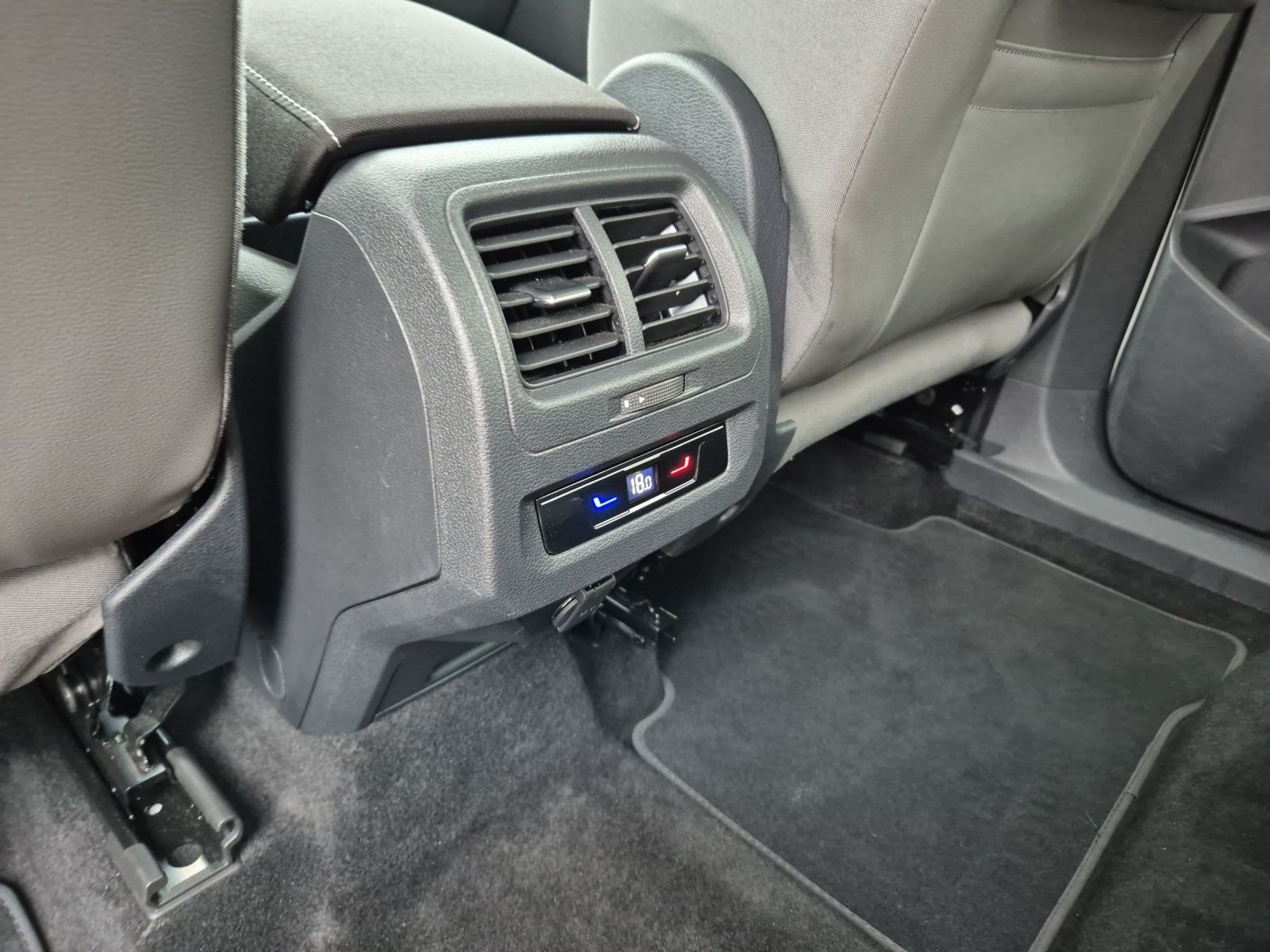 Fahrzeugabbildung Volkswagen Touran TDI Highline DSG 7-Si LED AHK Navi AID AC