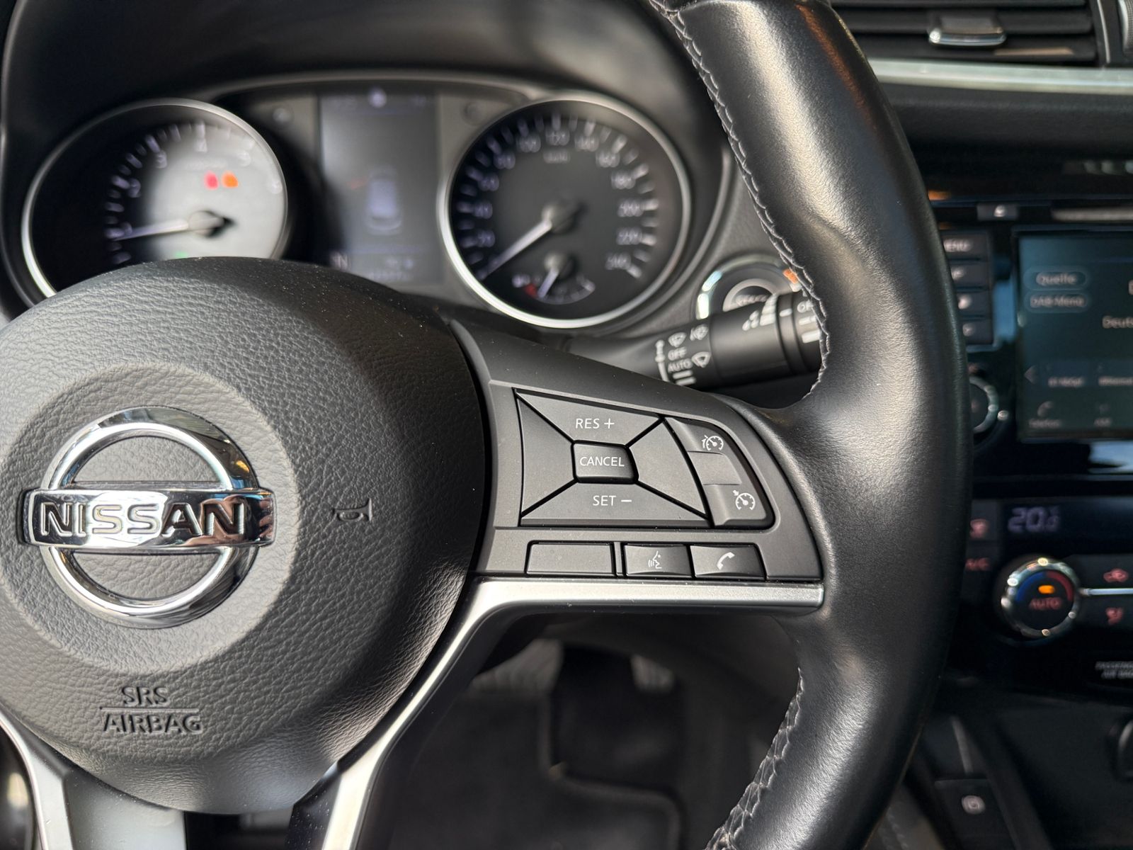 Fahrzeugabbildung Nissan Qashqai 1.3 DIG-T DCT ZAMA PANO NAV SHZ