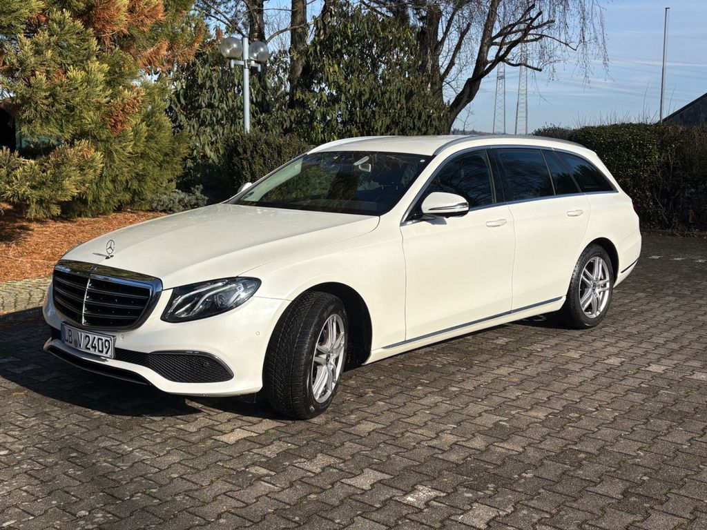 Image of Mercedes-Benz E 220