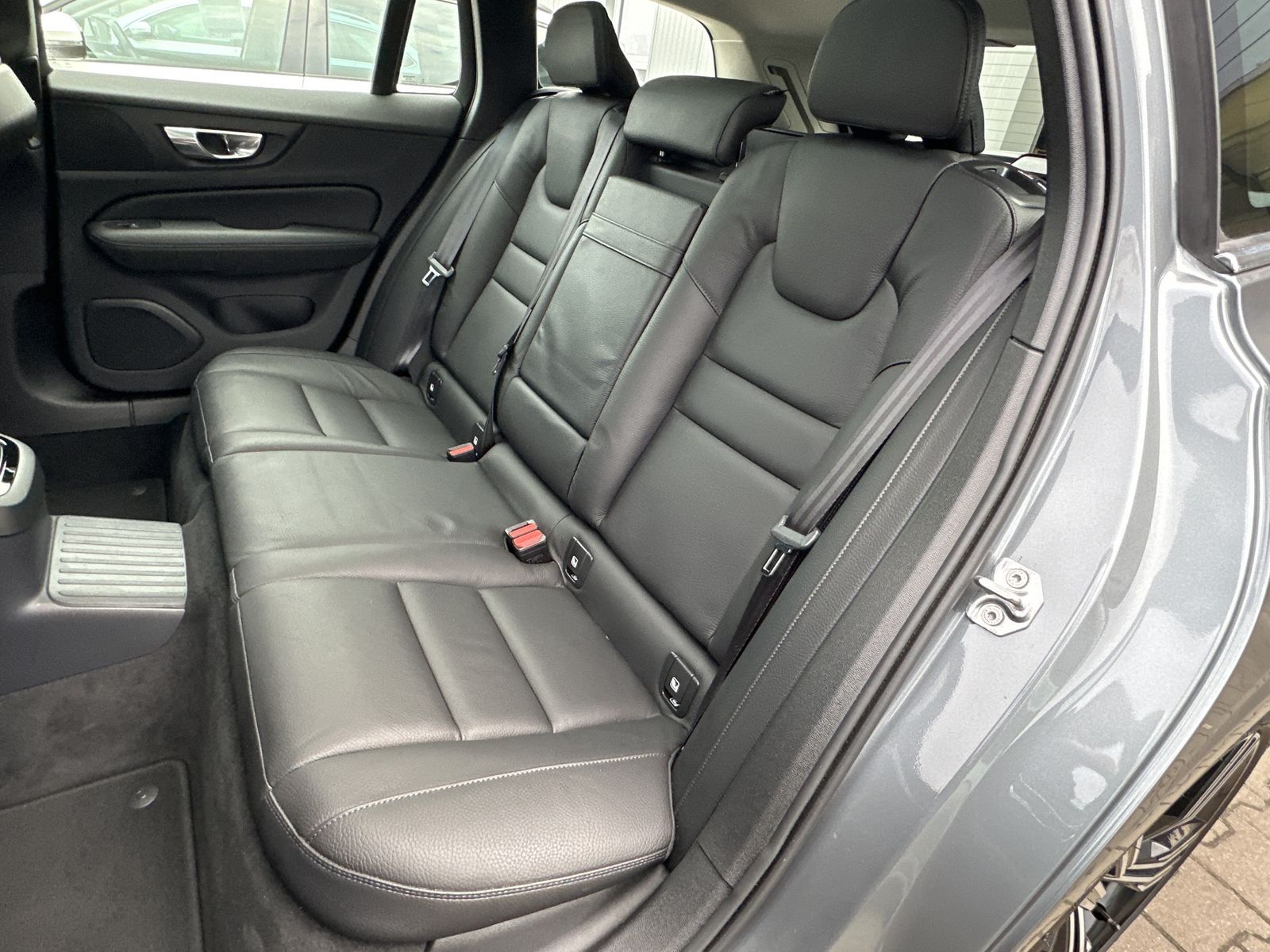 Fahrzeugabbildung Volvo V60 Inscription Hybrid AWD NAV+LED+360°+PANO+PP