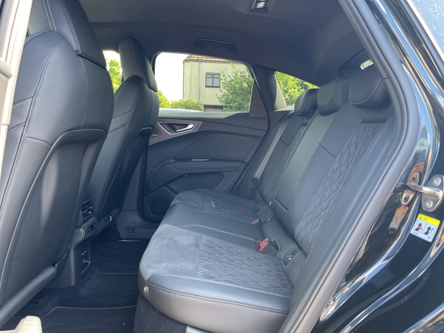 Fahrzeugabbildung Audi Q4 Sportback e-tron 50 S-Line Matrix 21" Sonos