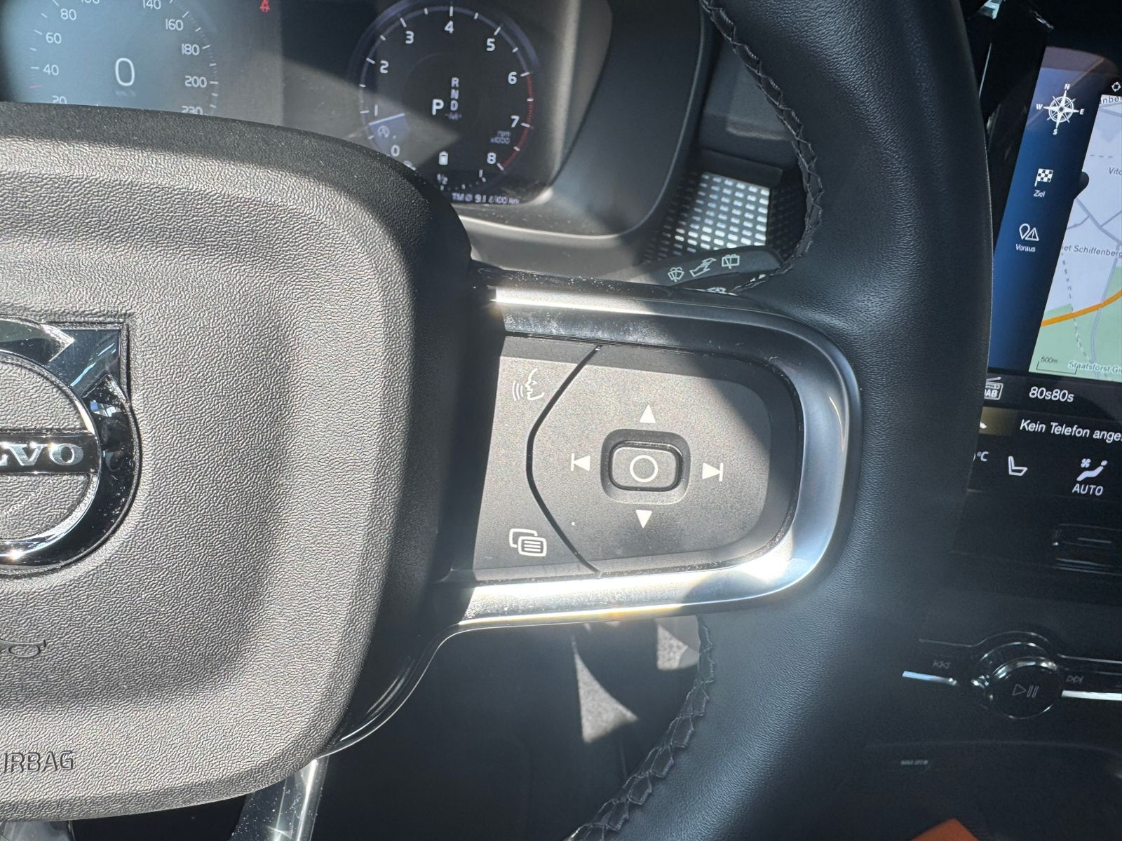 Fahrzeugabbildung Volvo XC40 R Design 2WD PANO LED NAVI SHZ