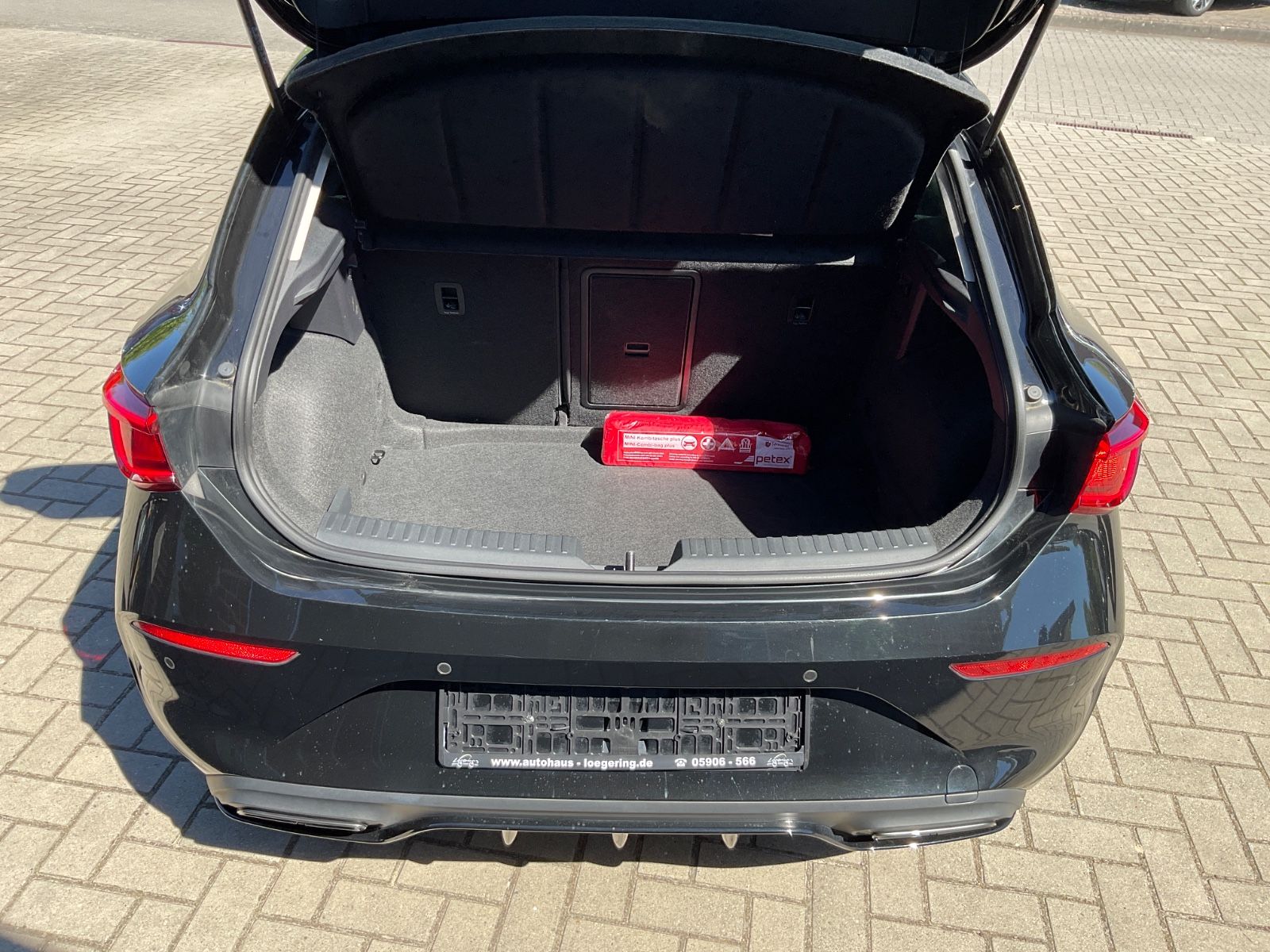 Fahrzeugabbildung CUPRA Leon 1.5 eTSI DSG,Kamera,Navi,LED,Carplay,ACC