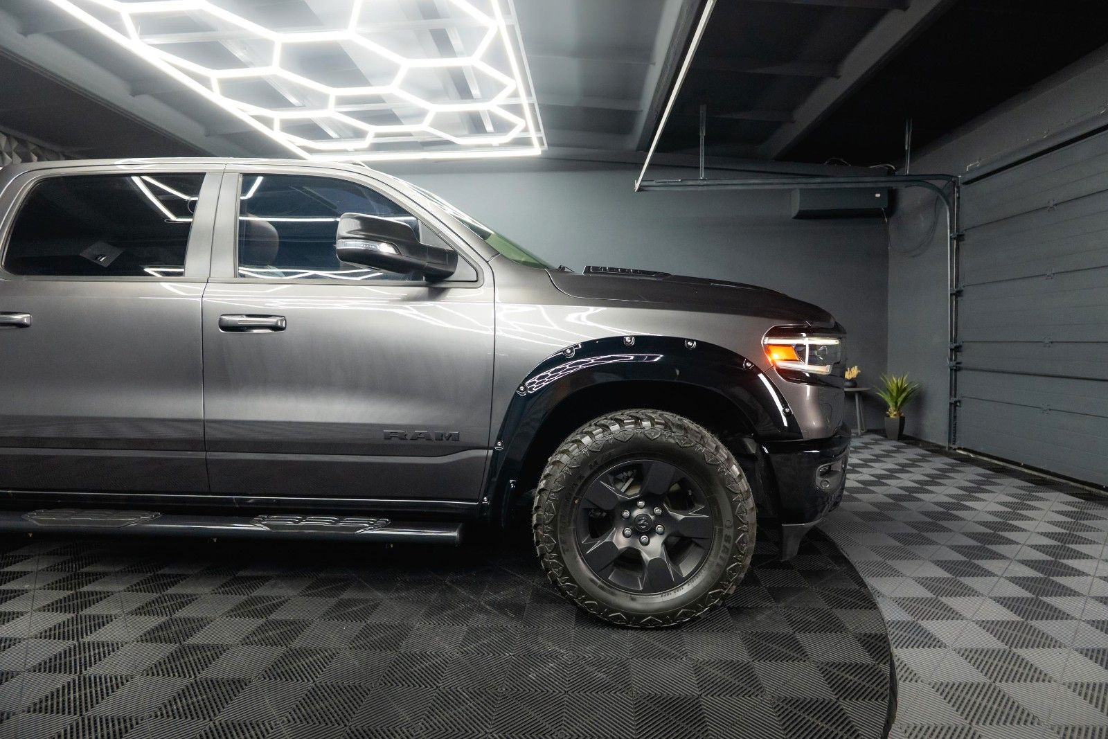 Fahrzeugabbildung Dodge RAM 5.7 V8 HEMI 4x4 OFFROAD Night Limited 19%