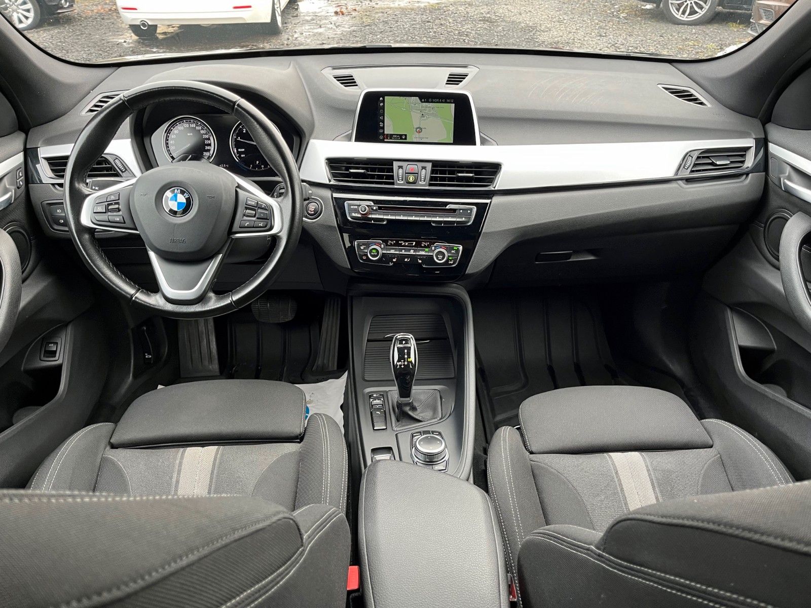 Fahrzeugabbildung BMW X1 sDrive18i Aut. Navi SCHECKHEFT Parkass SPORTS