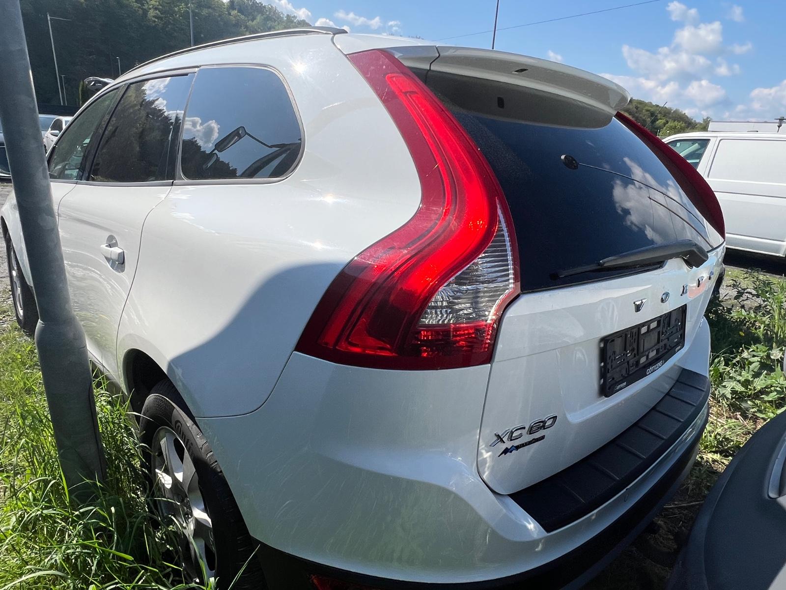 Volvo XC60 Kinetic 2WD PANO LEDER KLIMA
