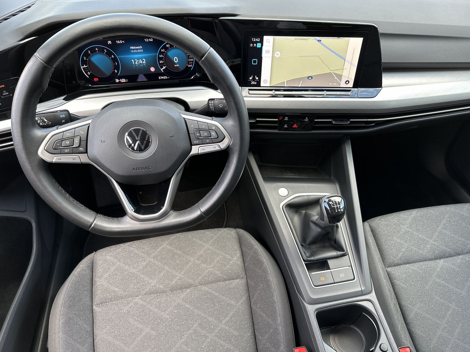 Fahrzeugabbildung Volkswagen Golf 1.5 TSI Life NAV+LED+CARPLAY+V-COCK+ACC+1HD