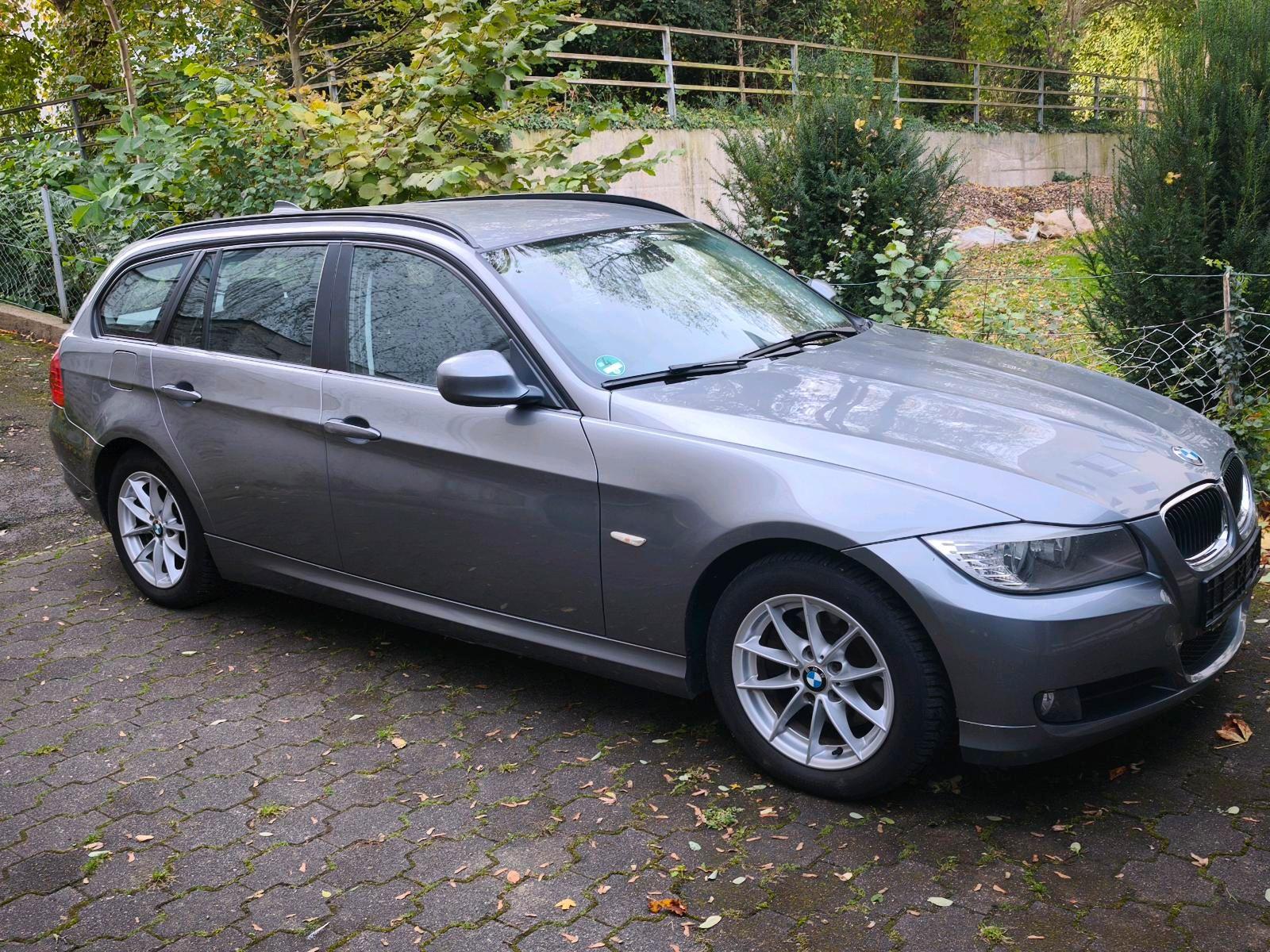 BMW  2010 — interior