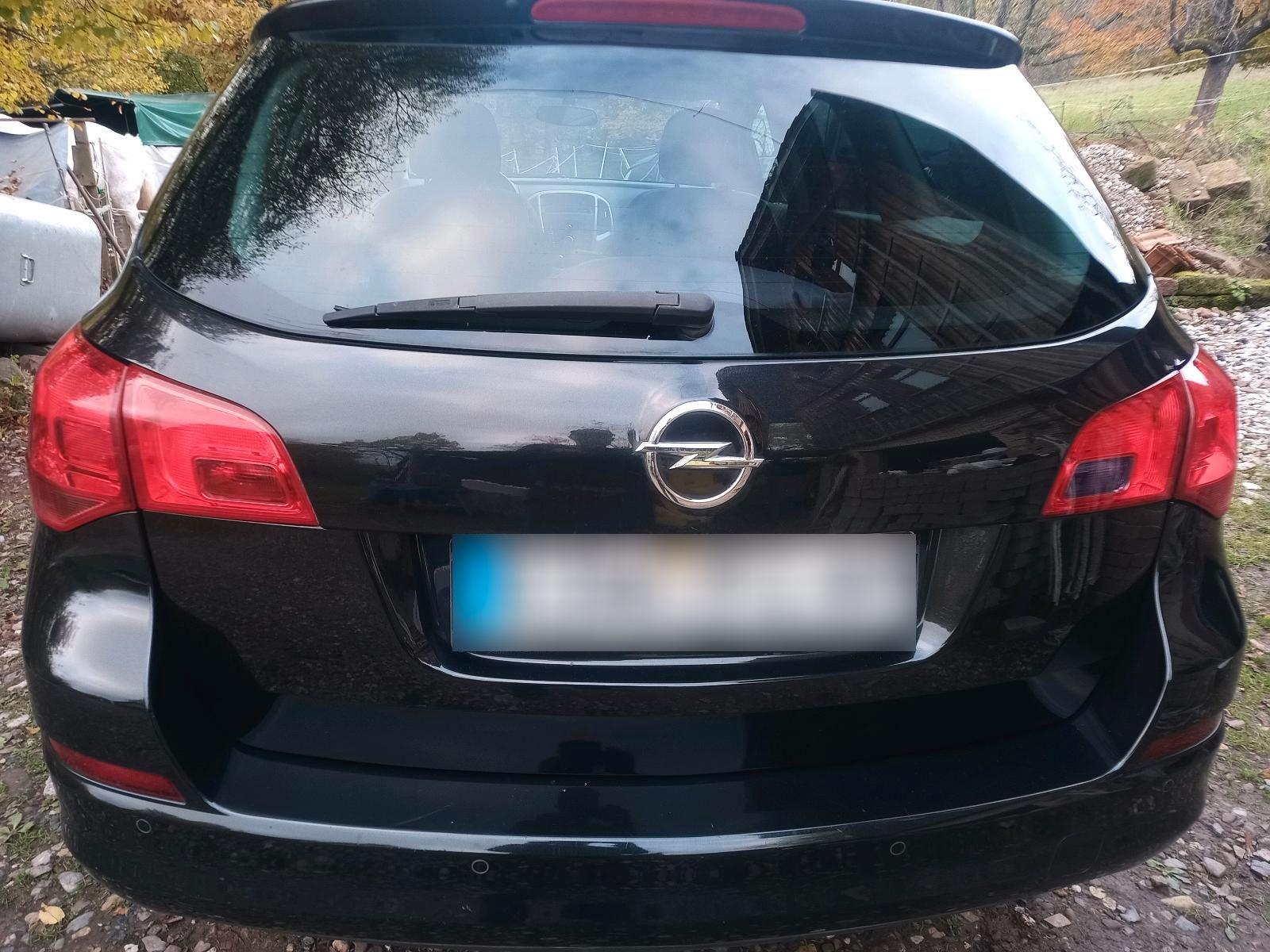 Opel Astra 2012 — rear view