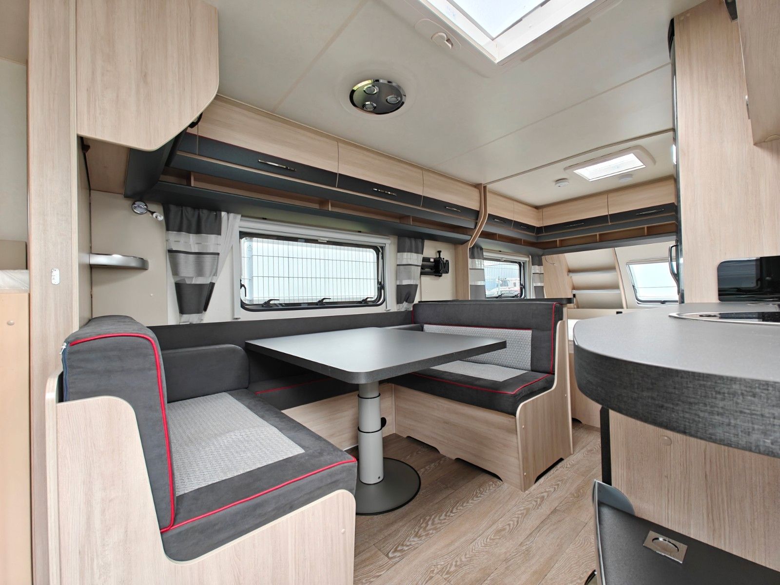 Fahrzeugabbildung Hobby De Luxe Edition 650 KMFe - Etagenbetten, 2x Sitz