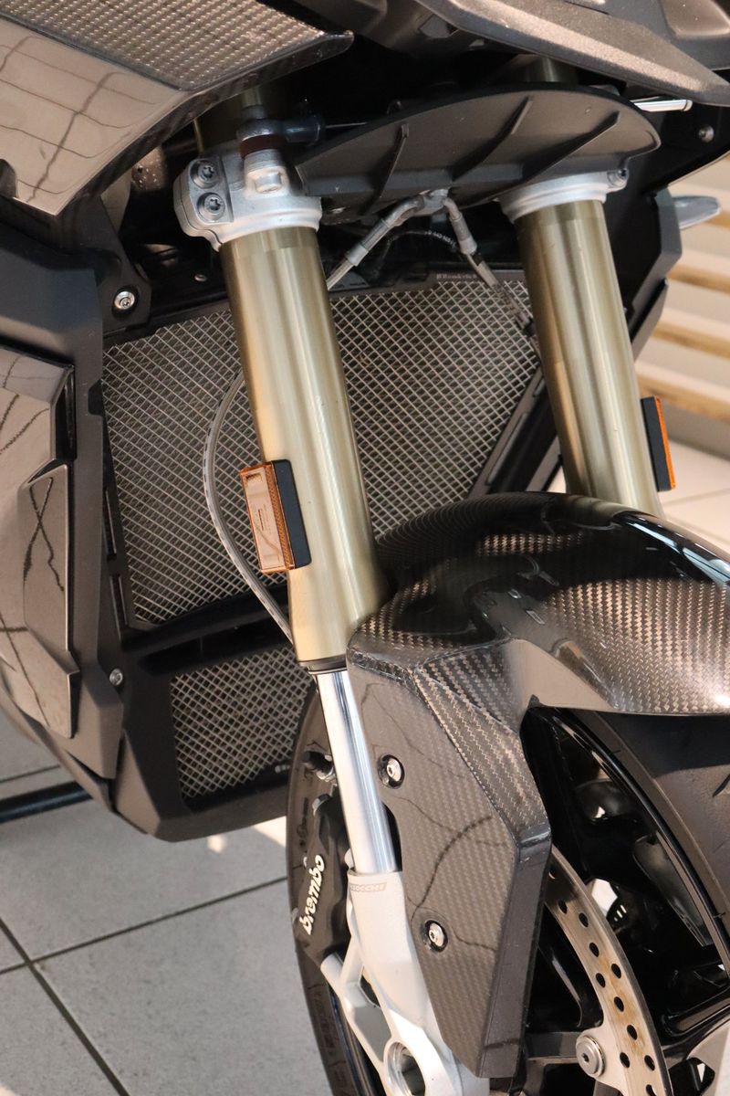 Fahrzeugabbildung BMW S1000XR mit Tieferlegung, Carbon & Frästeile