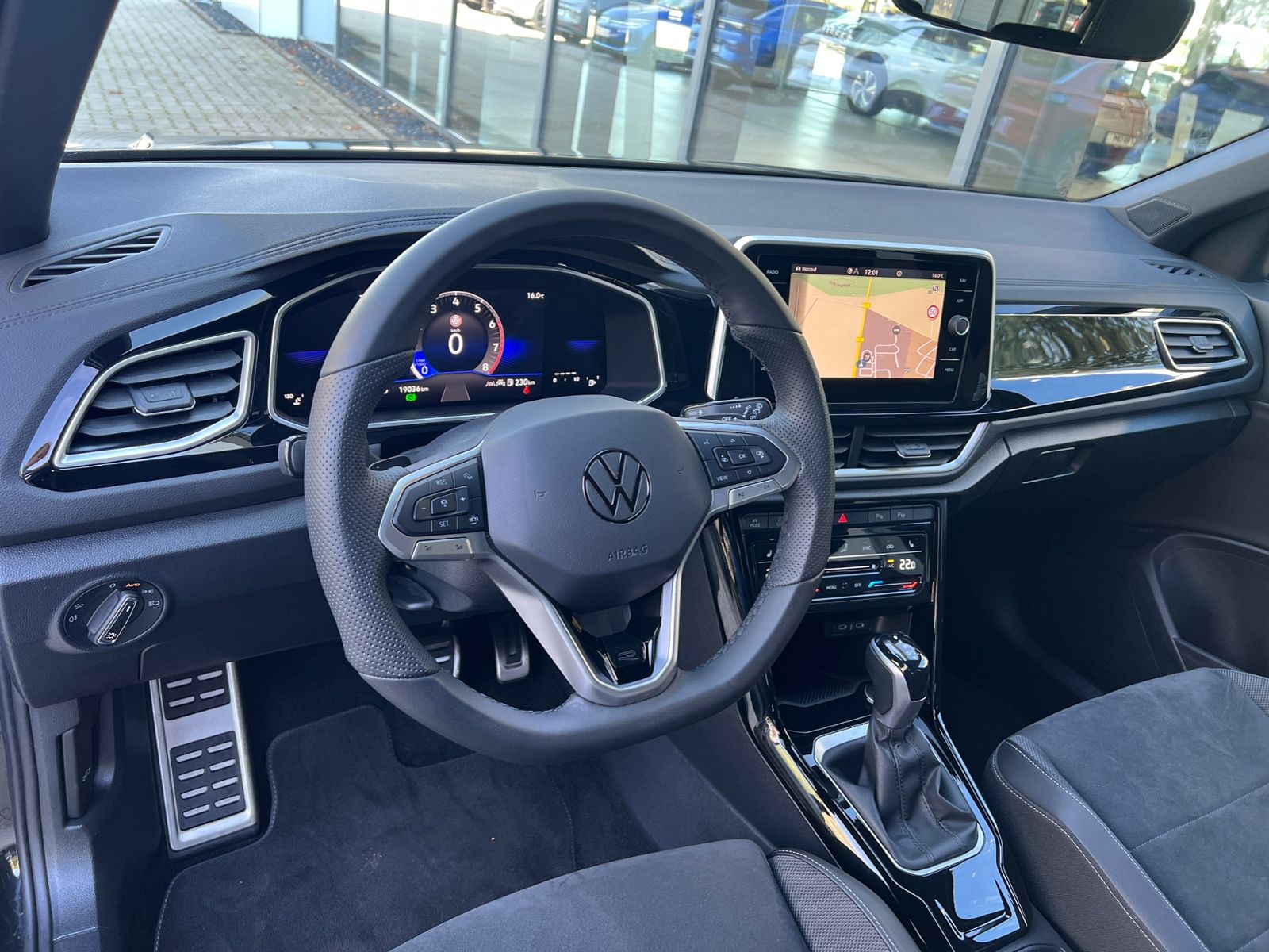 Fahrzeugabbildung Volkswagen T-Roc R-Line 1.5 TSI DSG *AHK, LED, Navi, Kamera