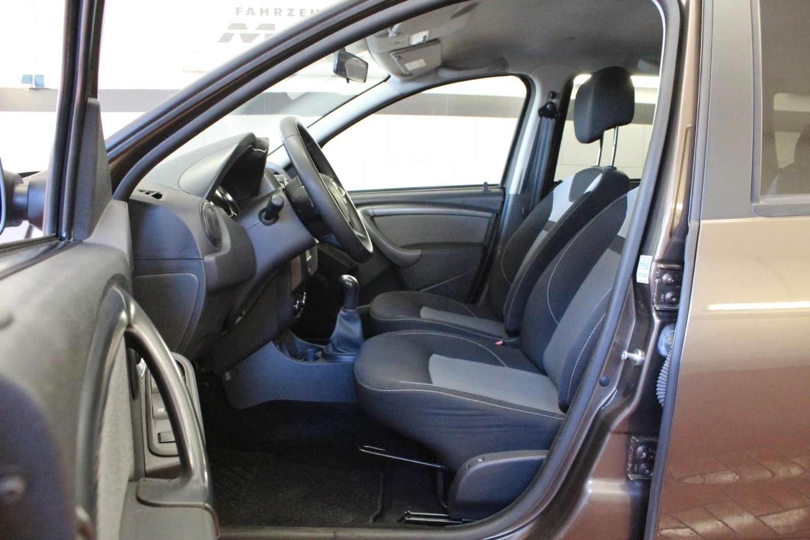 Fahrzeugabbildung Dacia Duster   SCE 115  Laureate   AHK *Navigation*