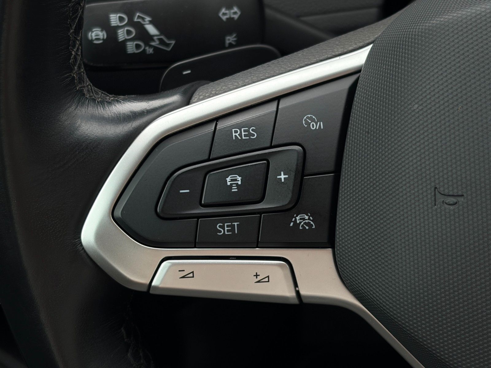 Fahrzeugabbildung Volkswagen Passat Variant 2.0 TSI Buisness Kamera LED ACC