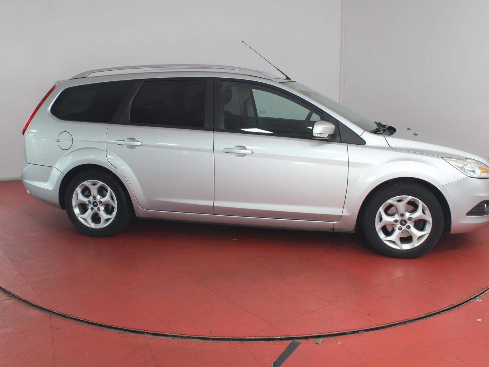 Ford Focus 2010 — photo 39