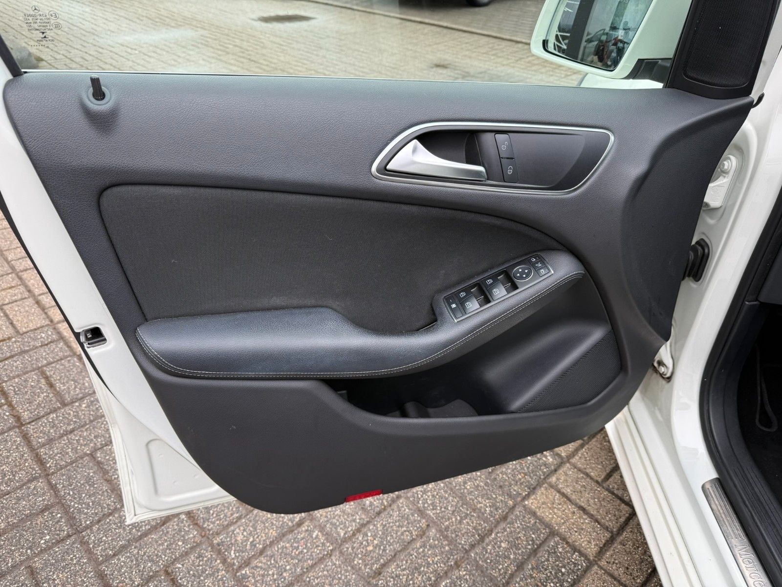 Fahrzeugabbildung Mercedes-Benz B 180 Style LED+FERNL.ASSIST+SPIEGEL PAKET+KAMER