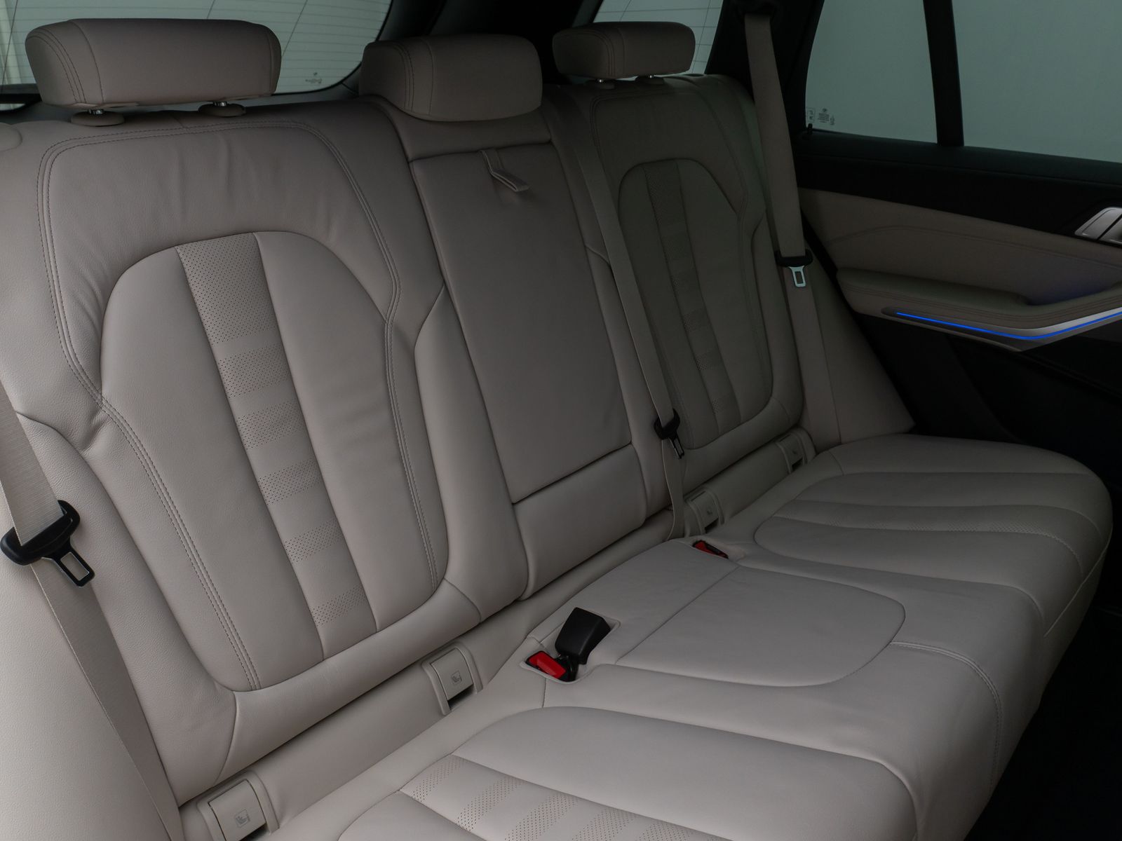 Fahrzeugabbildung BMW X5 xD30d M Sport Kamera HUD DAB HiFi Komfort 20"