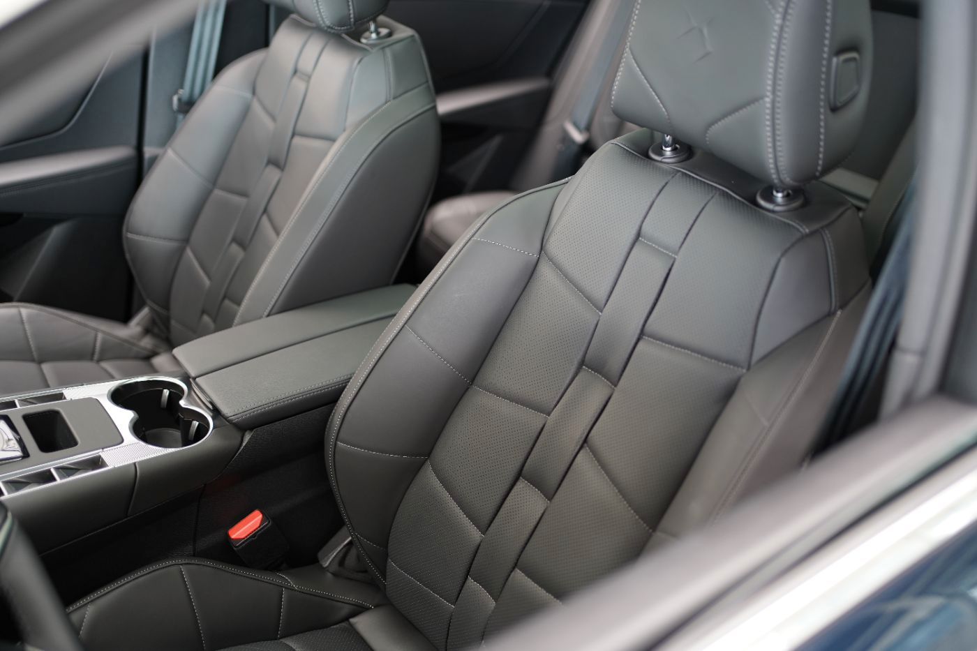Fahrzeugabbildung DS Automobiles DS7 BlueHDi 130 EAT8 Opera Panorama Dach Leder