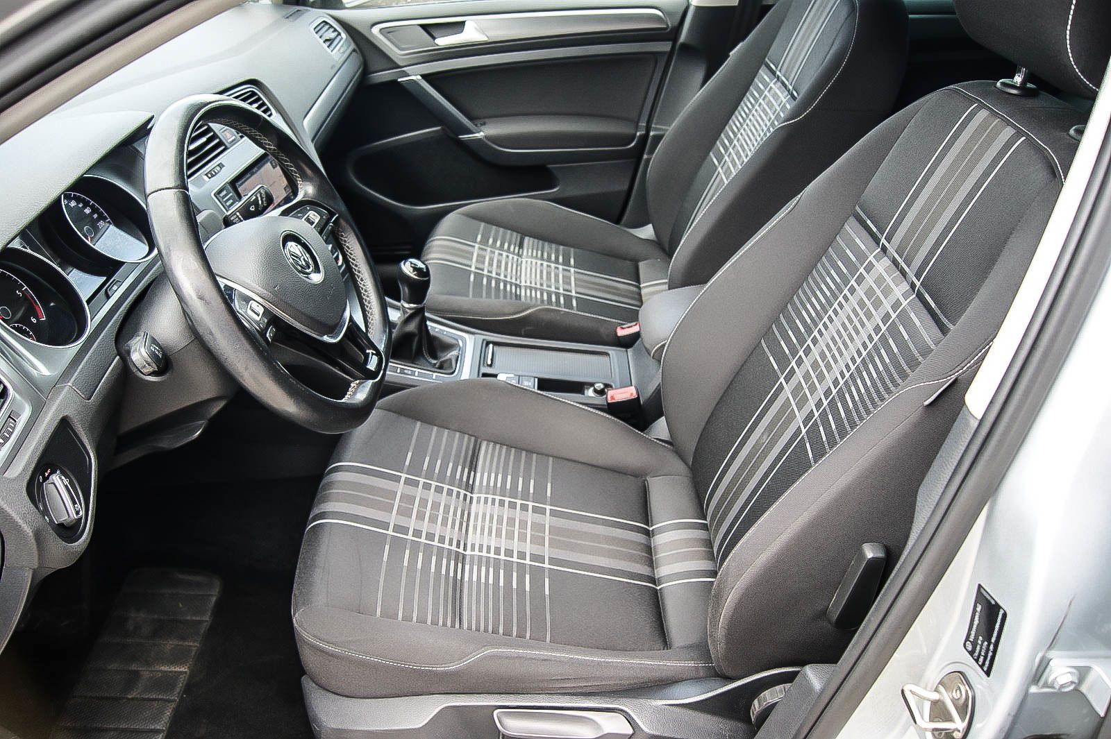 Fahrzeugabbildung Volkswagen Golf VII 1.6 TDI Lounge Bi-XENON NAVIGATION PDC