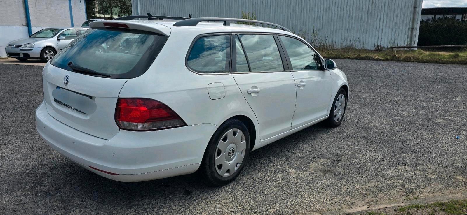 Volkswagen Golf 2012 — rear view