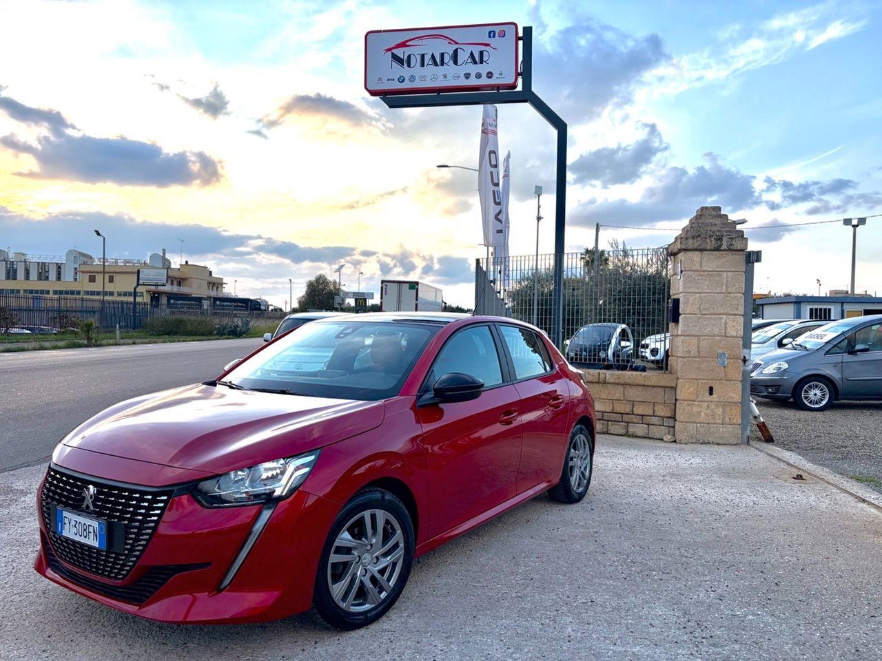 PEUGEOT 208