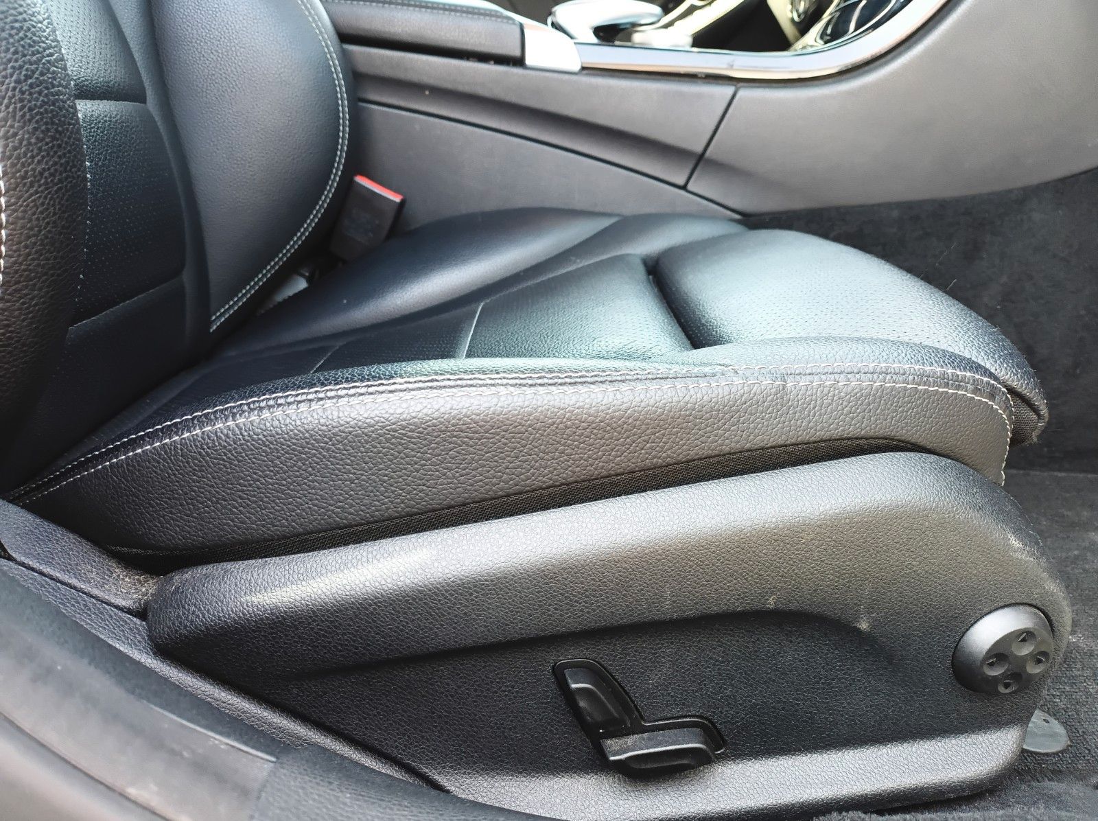 Fahrzeugabbildung Mercedes-Benz C 220T+AMG LINE INTERIEUR+EXTERIEUR+SCHECKHEFT +