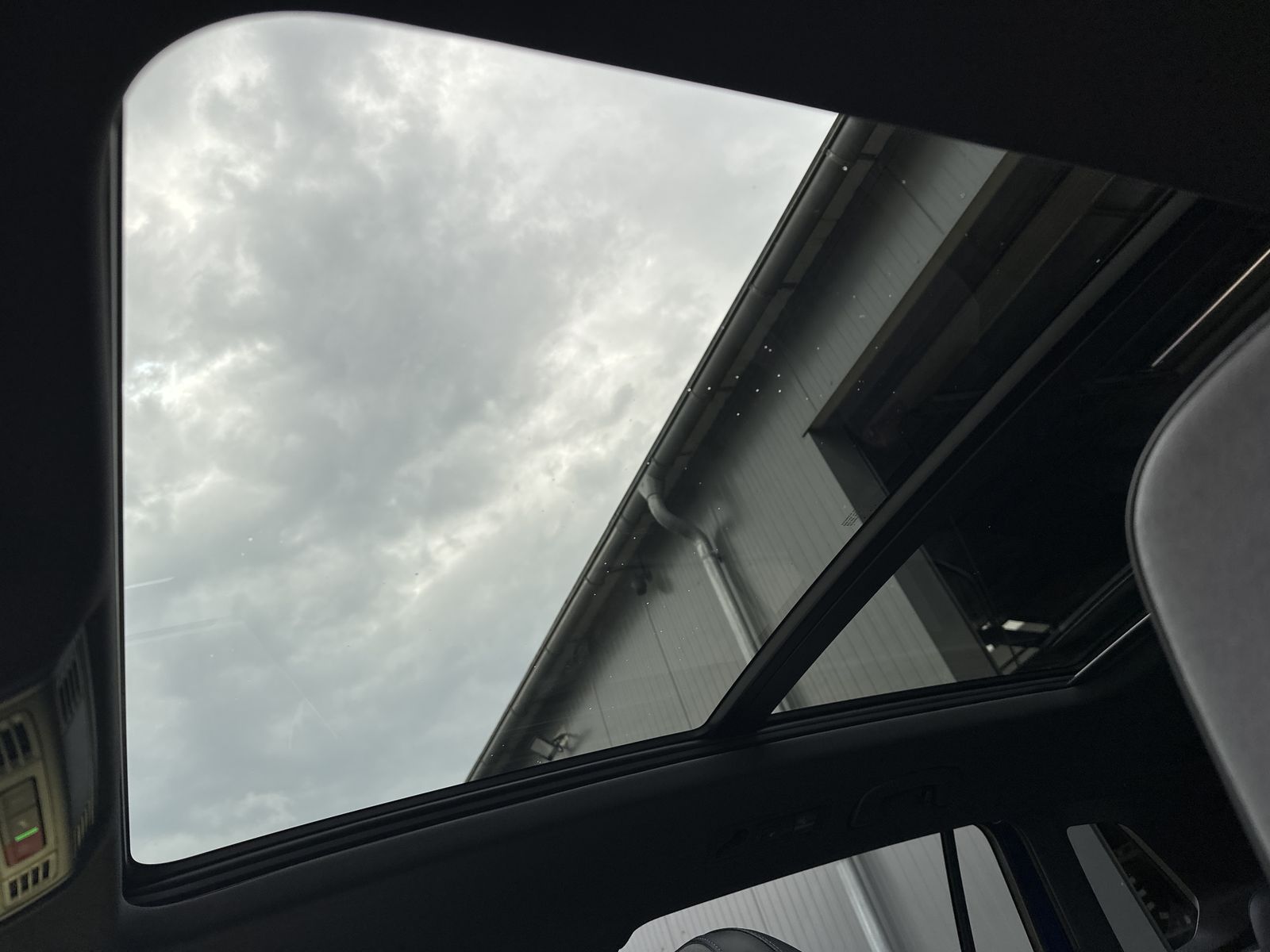 Fahrzeugabbildung Volkswagen Tiguan R 4M NAV+MATRIX+PANO+AHK+ACC+KAMERA+21ZO