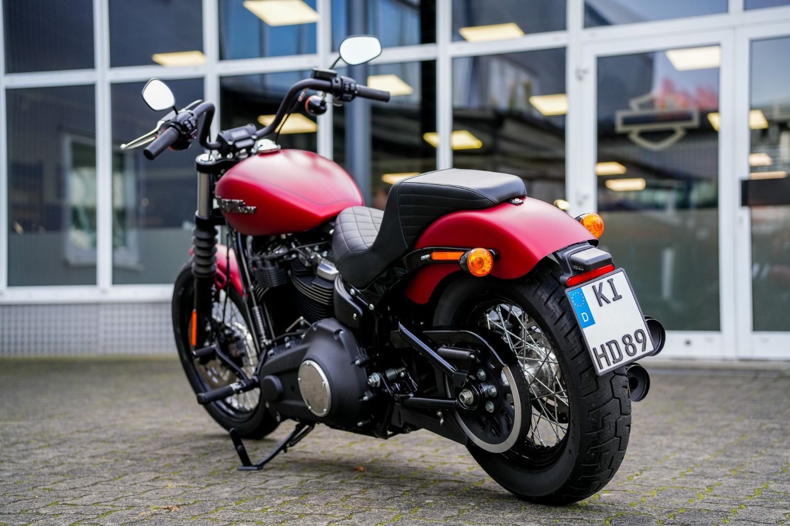 Fahrzeugabbildung Harley-Davidson FXBB Street Bob Softail - Sissybar -Satteltasche