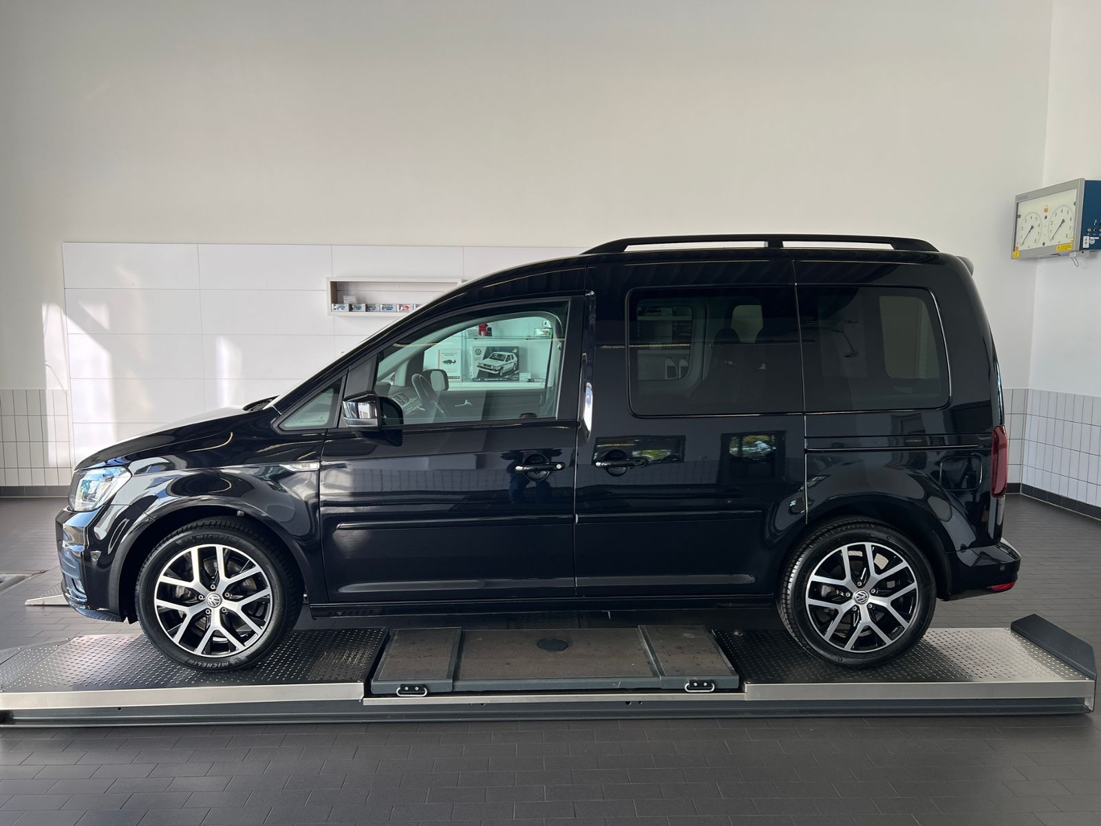 Fahrzeugabbildung Volkswagen Caddy Comfortline 1.4 TSI DSG *Navi, Bi-Xenon, A