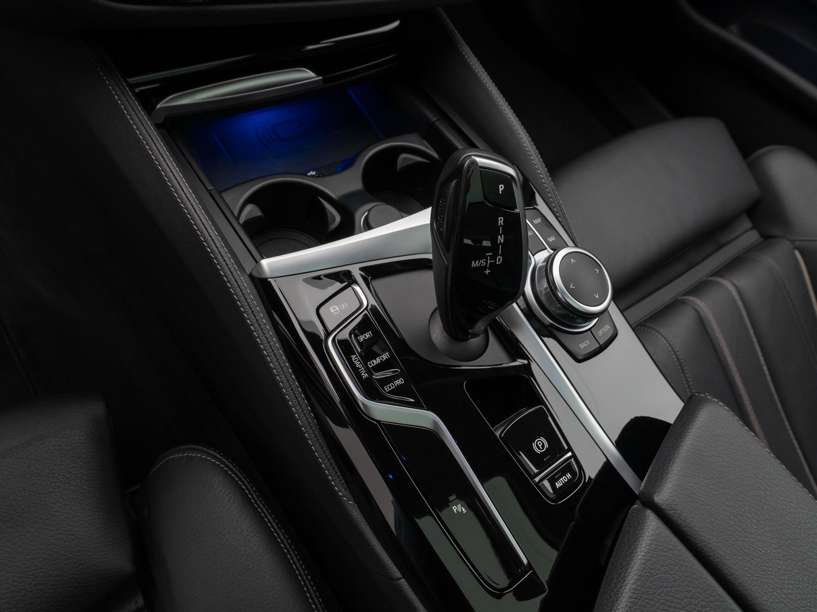 Fahrzeugabbildung BMW 530d LuxuryLine Panorama Kamera HiFi AHK Komfort