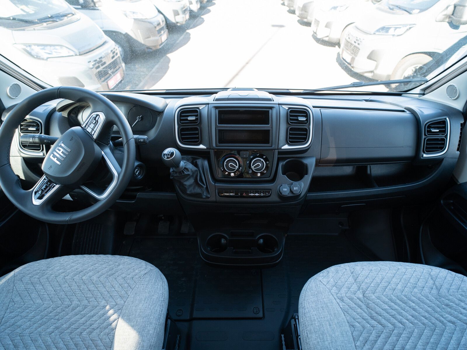 Fahrzeugabbildung Dethleffs Globetrail 640 ES Fiat Heckauszug/Rahmenfenster