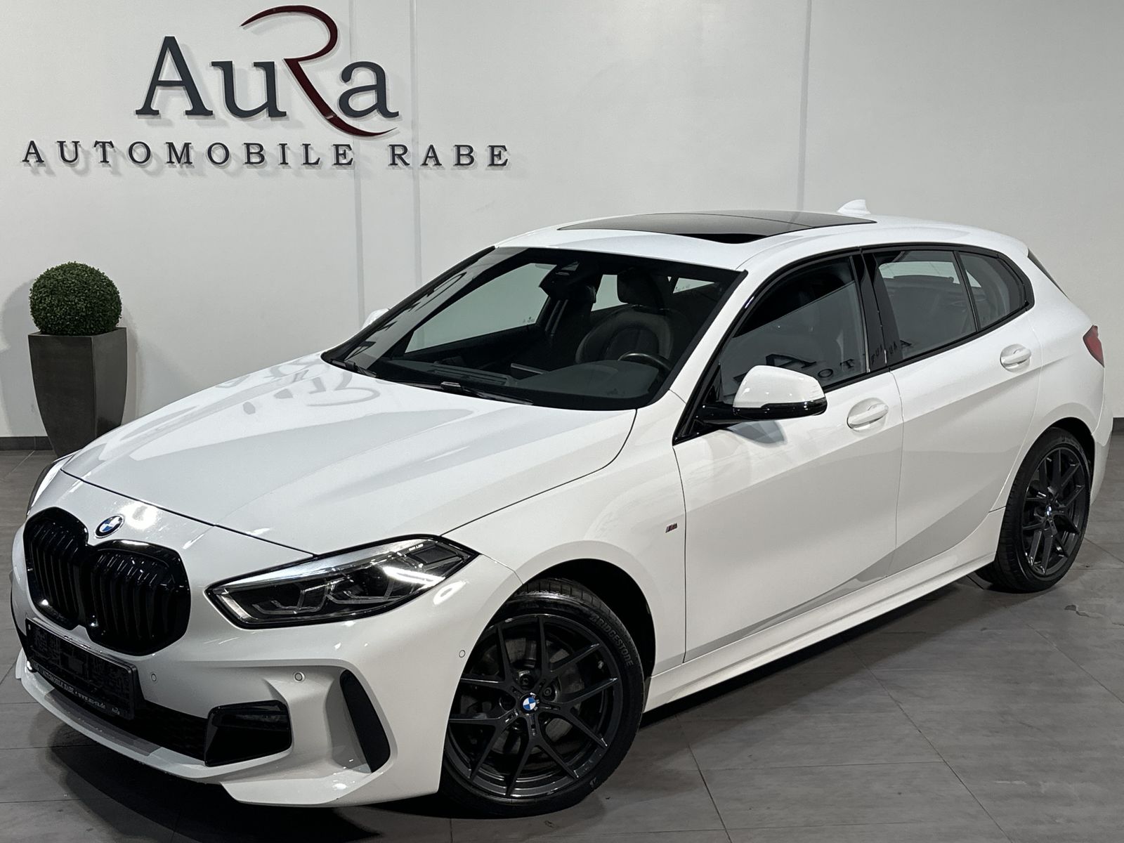 Fahrzeugabbildung BMW 120i 5-Türer M-Sport Aut. NAV+LED+PANO+18ZO+HIFI
