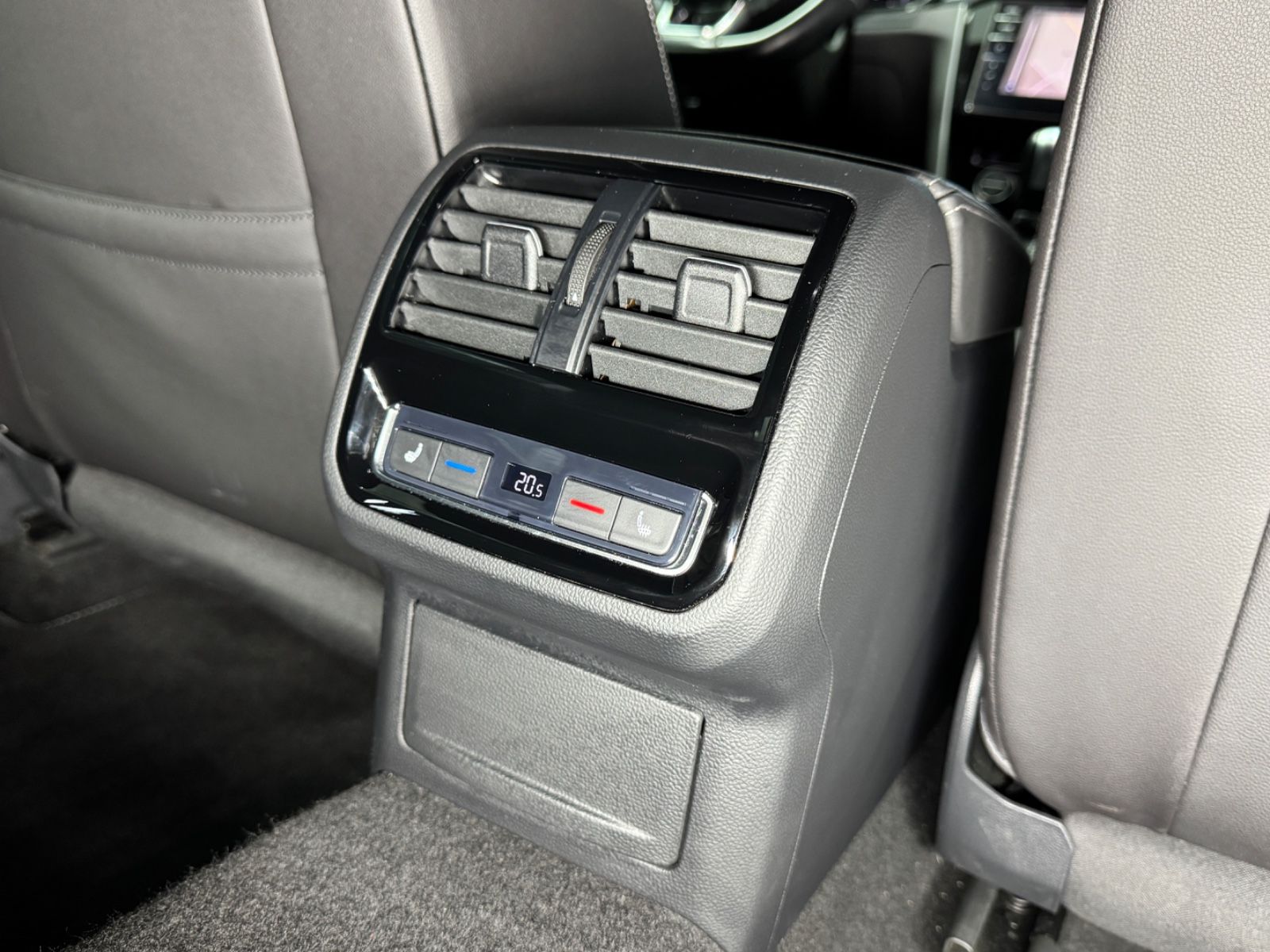 Fahrzeugabbildung Volkswagen Arteon R-Line|DSG|NAVI|ACC|DIGI-TACHO|1.HAND