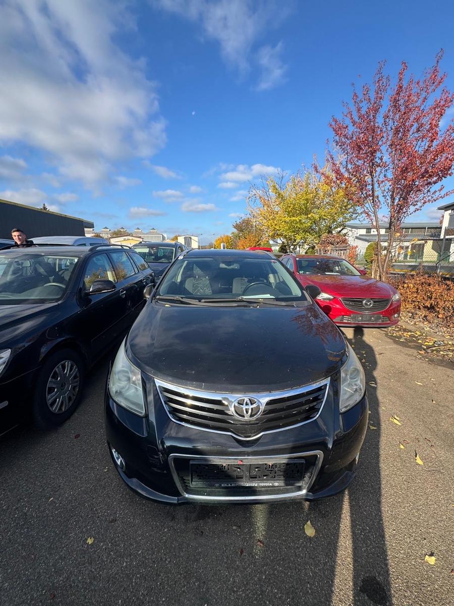 Toyota Avensis 2009 — вигляд ззаду
