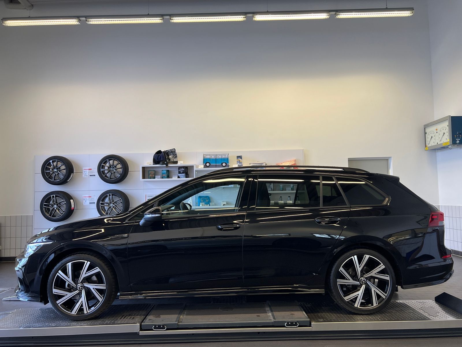 Fahrzeugabbildung Volkswagen Golf VIII Variant R-Line 1.5 eTSI DSG *AHK, LED,