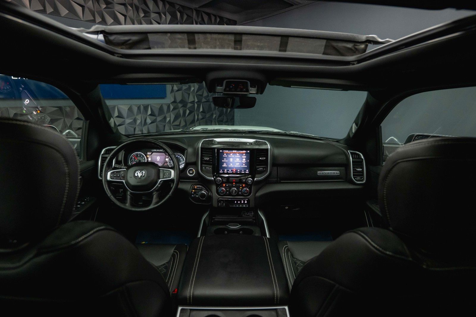 Fahrzeugabbildung Dodge RAM 5.7 V8 HEMI 4x4 OFFROAD Night-Edition *Pano*