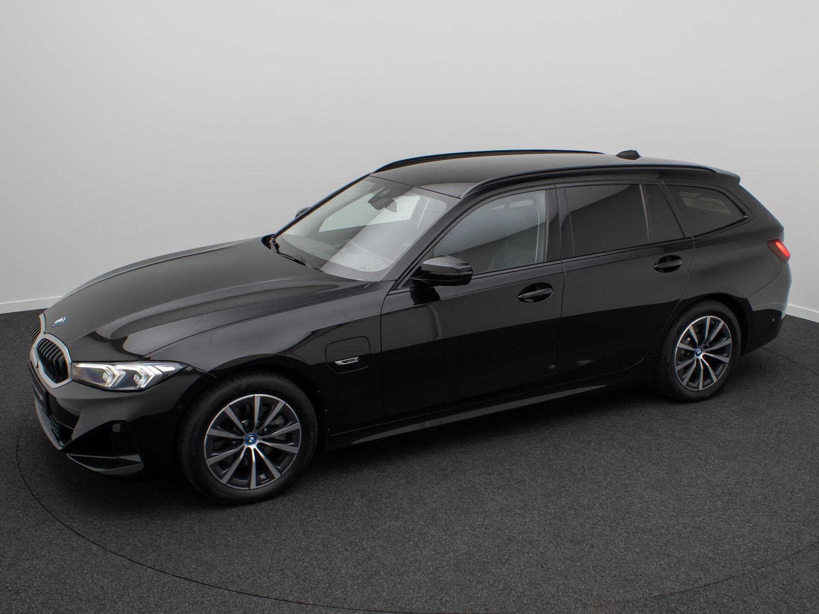 Fahrzeugabbildung BMW 330e Kamera DAB Stop&Go AHK Sport Fernlichtassis
