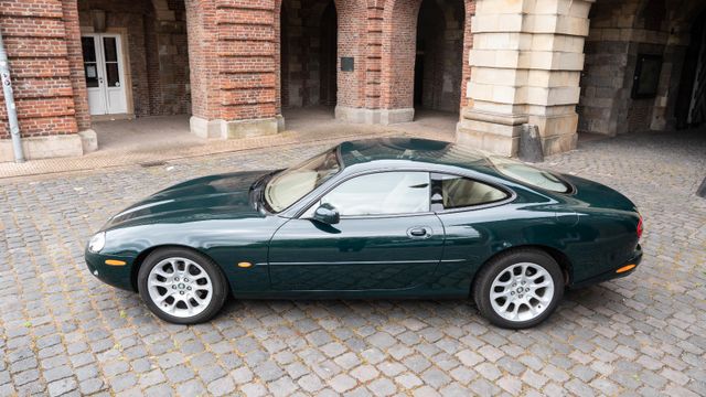 Fahrzeugabbildung Jaguar XK8 Coupé/Deutsch/S-Heft/Bestzustand