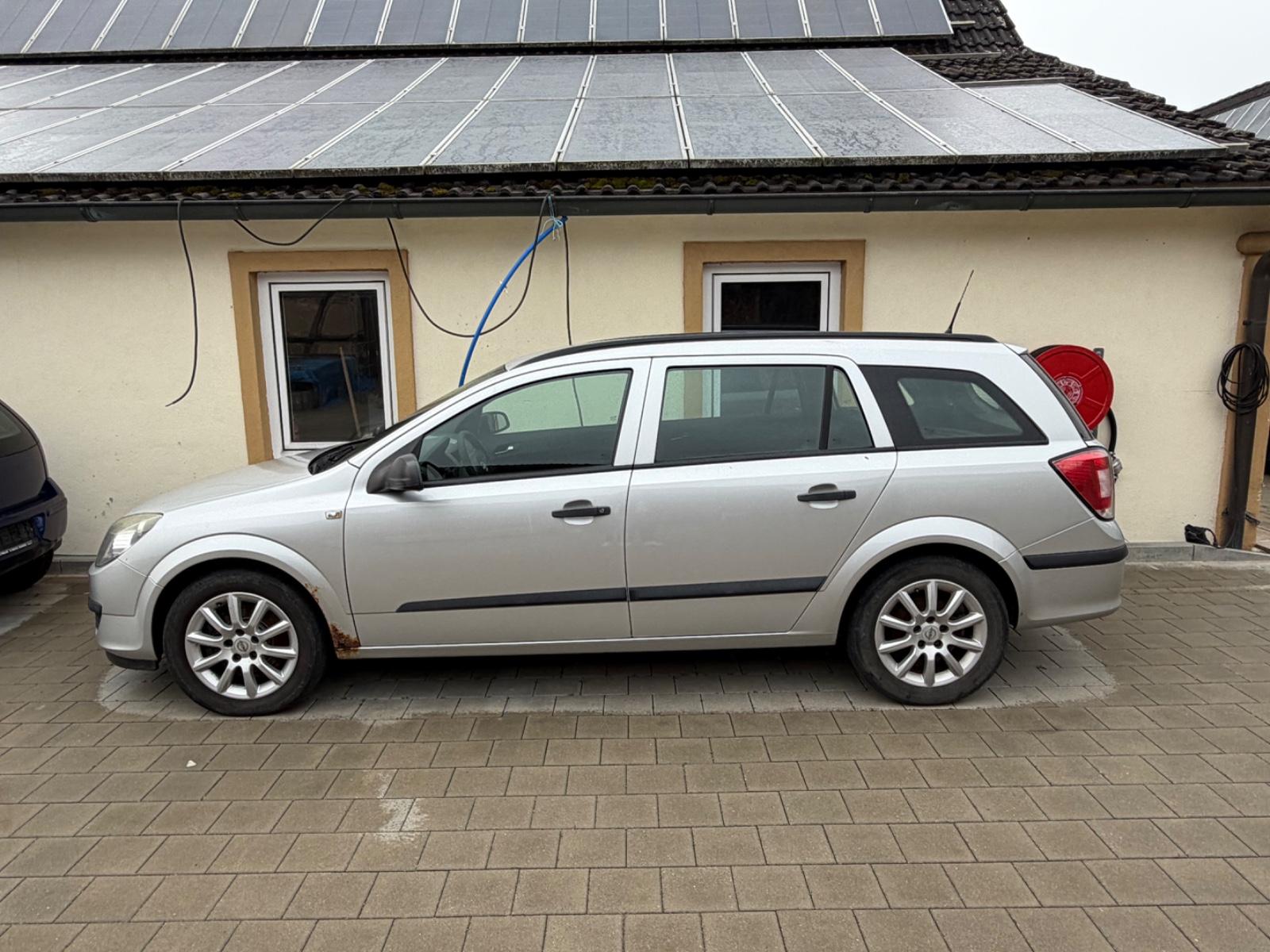 Opel Astra 2007 — rear view