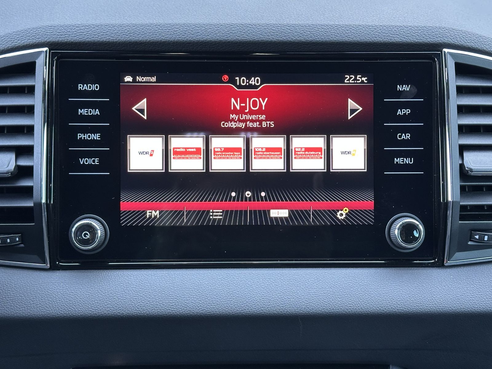 Fahrzeugabbildung SKODA Karoq 1.5 TSI Sportline NAV+LED+CARPLAY+TEMPOMAT