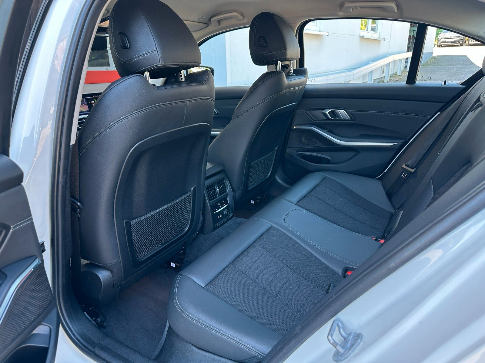 BMW 330e LC.PRO ACC LASER CARPLAY HUD HiFi KAMERA foto 12
