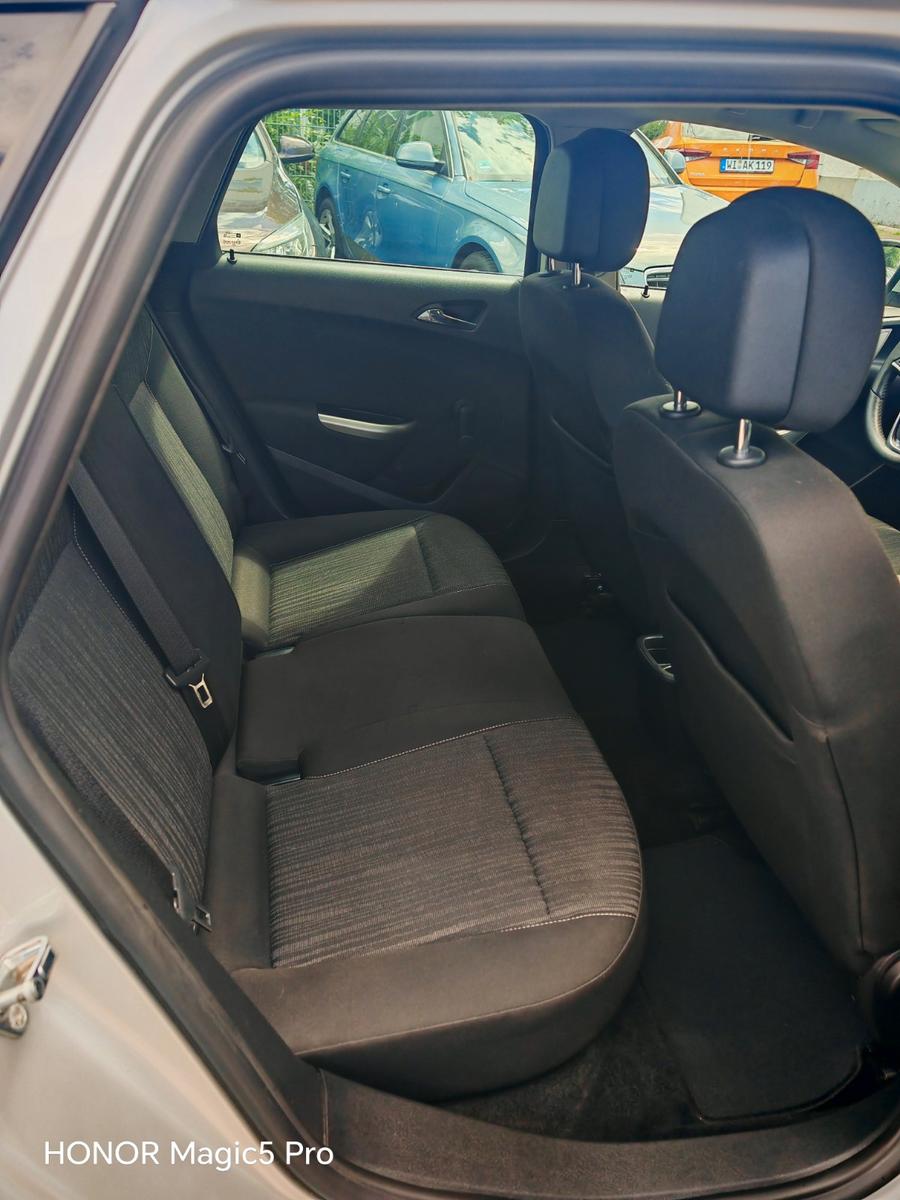 Opel Astra 2011 — photo 11