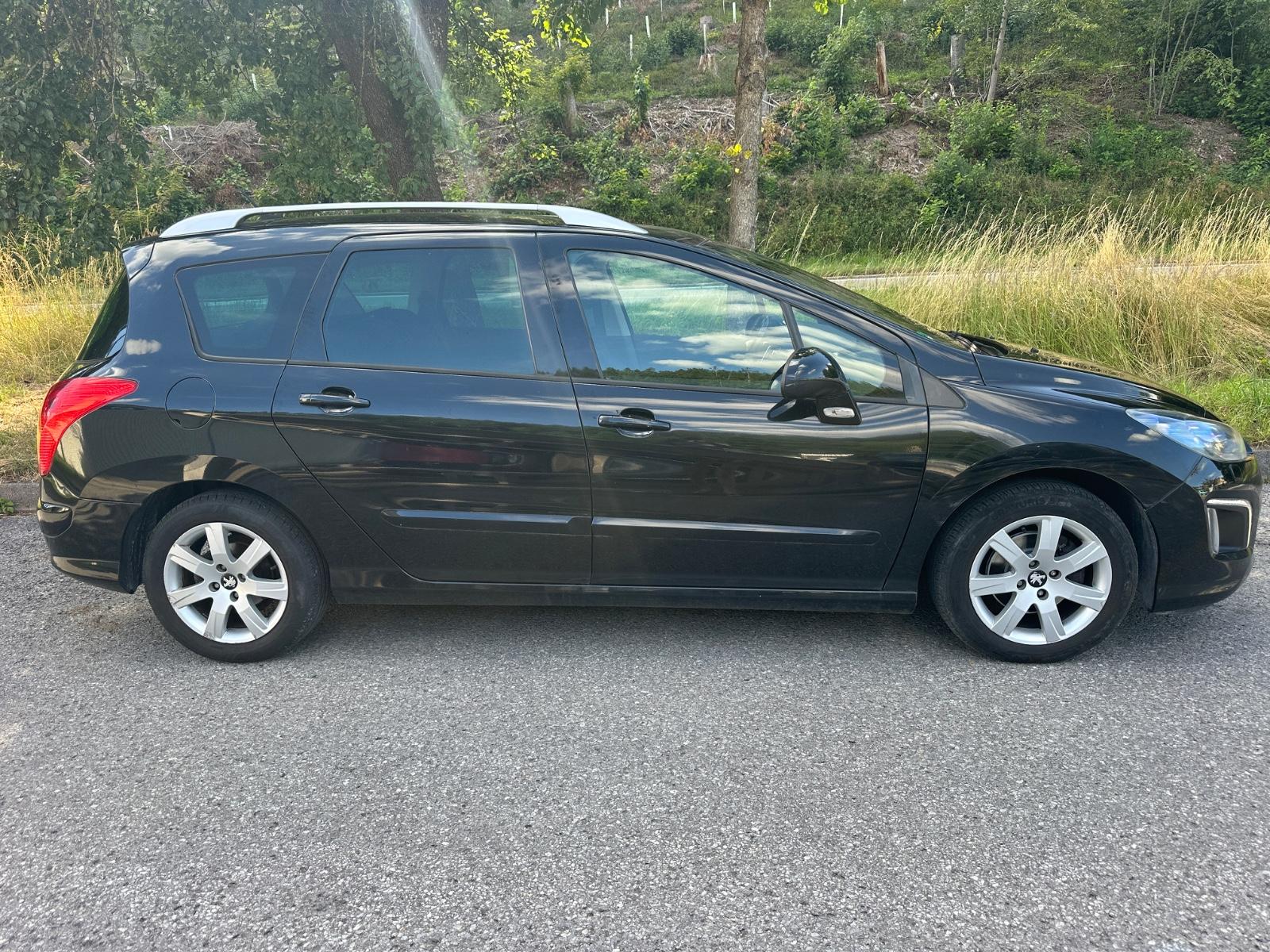 Peugeot 308 2011 — салон