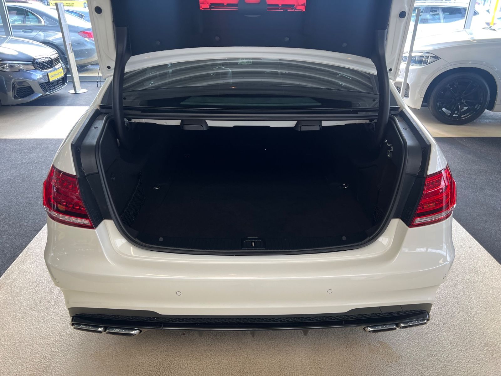 Fahrzeugabbildung Mercedes-Benz E 63 AMG E Lim. *DIAMANTWEISS*MB-SCHECKHEFT*