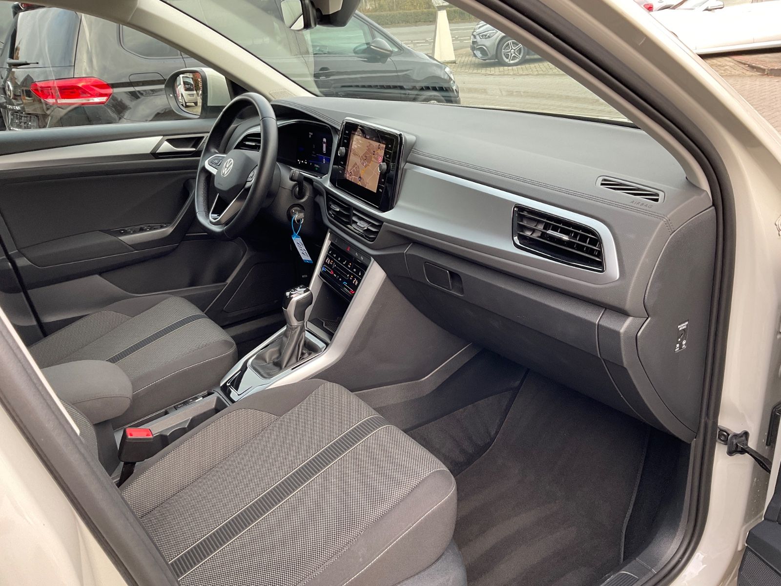 Fahrzeugabbildung Volkswagen T-Roc 1.5 TSI DSG Life,LED,AHK,Navi