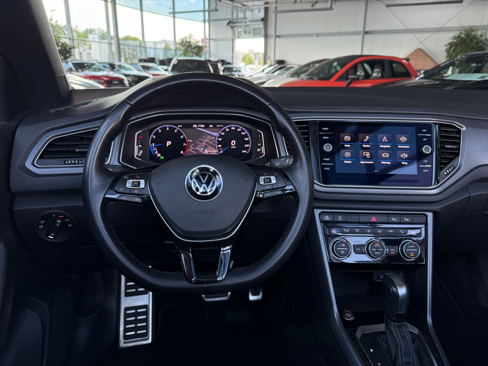 Fahrzeugabbildung Volkswagen T-Roc Cabriolet R-Line Black AHK LED RFK 19"
